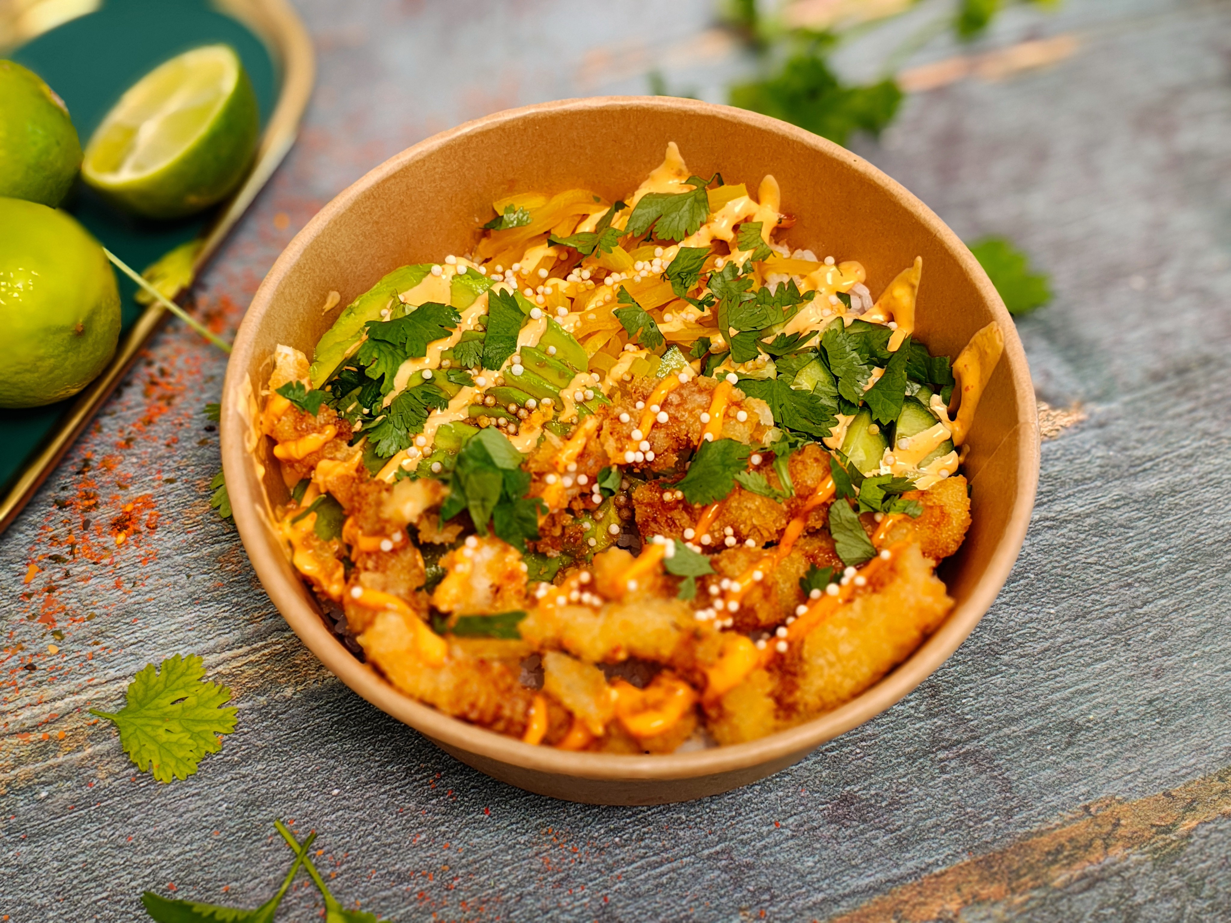 Bowl z owocami morza w tempurze