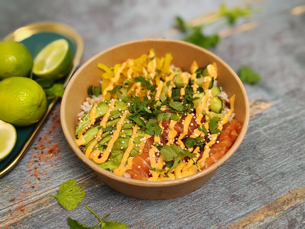 Bowl z sashimi z łososia