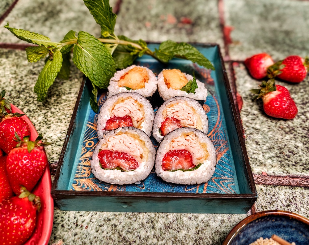Saisonales Brötchen des Monats mit Erdbeere