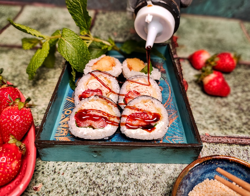 Saisonales Brötchen des Monats mit Erdbeere