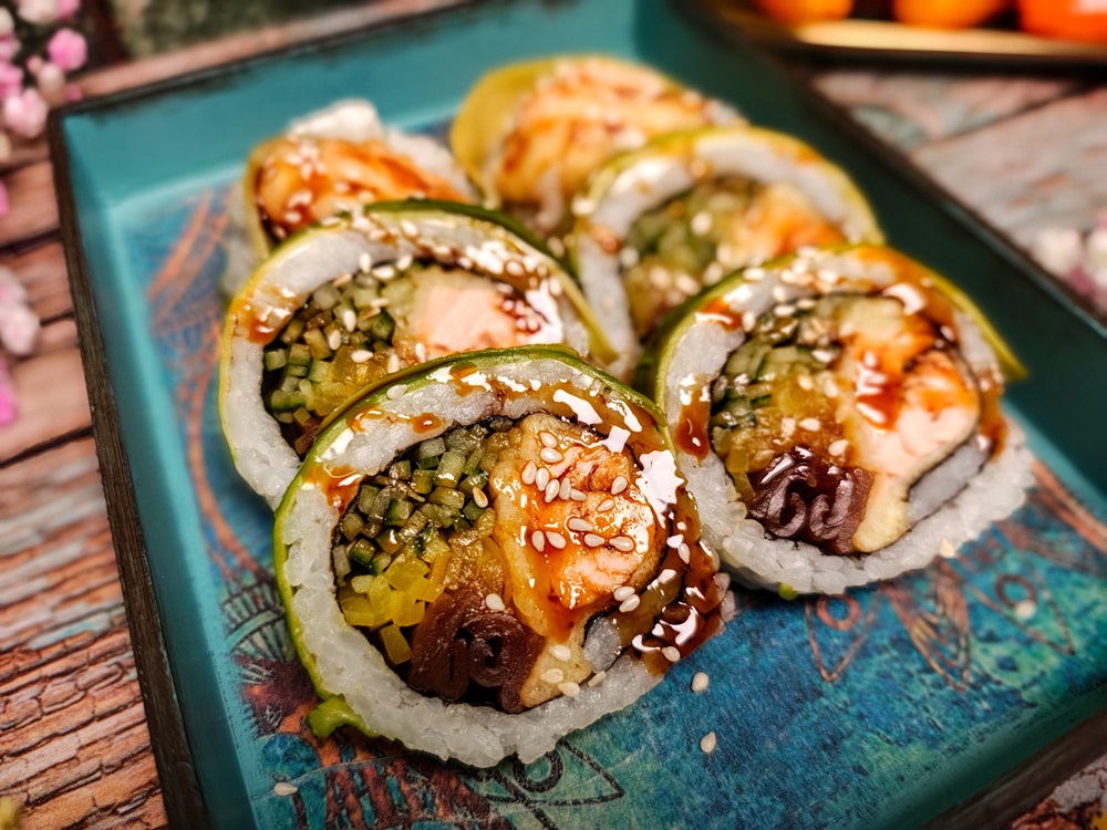 Umdrehung Futomak - Lachs in Tempura und Avocado außen